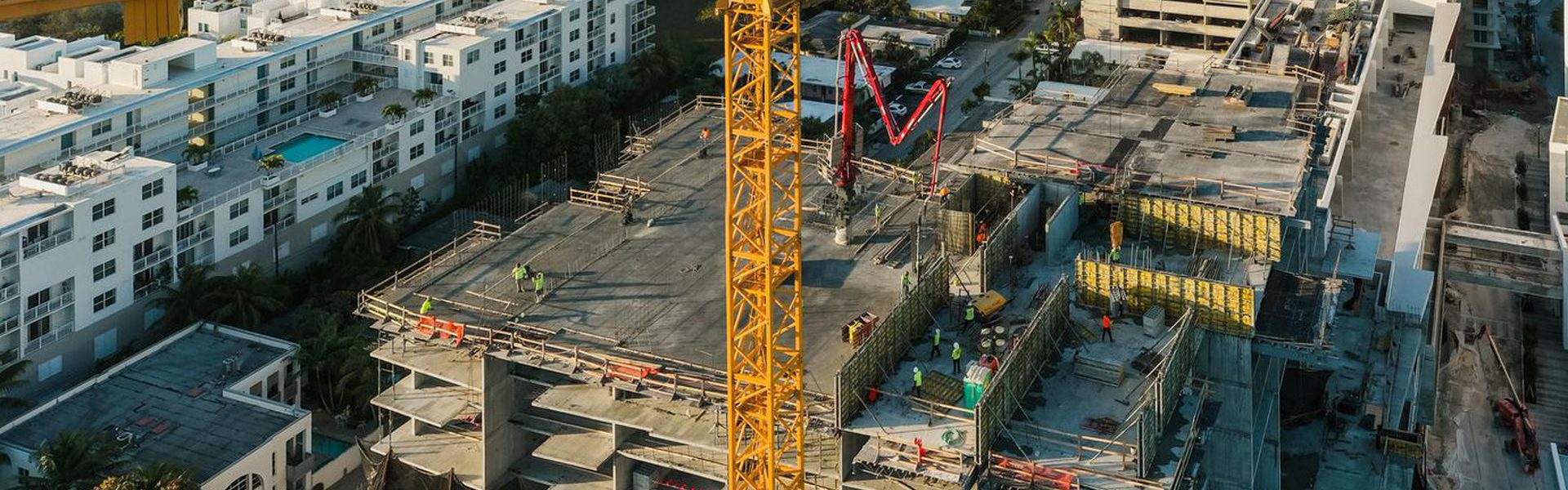 Rozestavěný rezidenční blok s věžovým jeřábem, letecký pohled