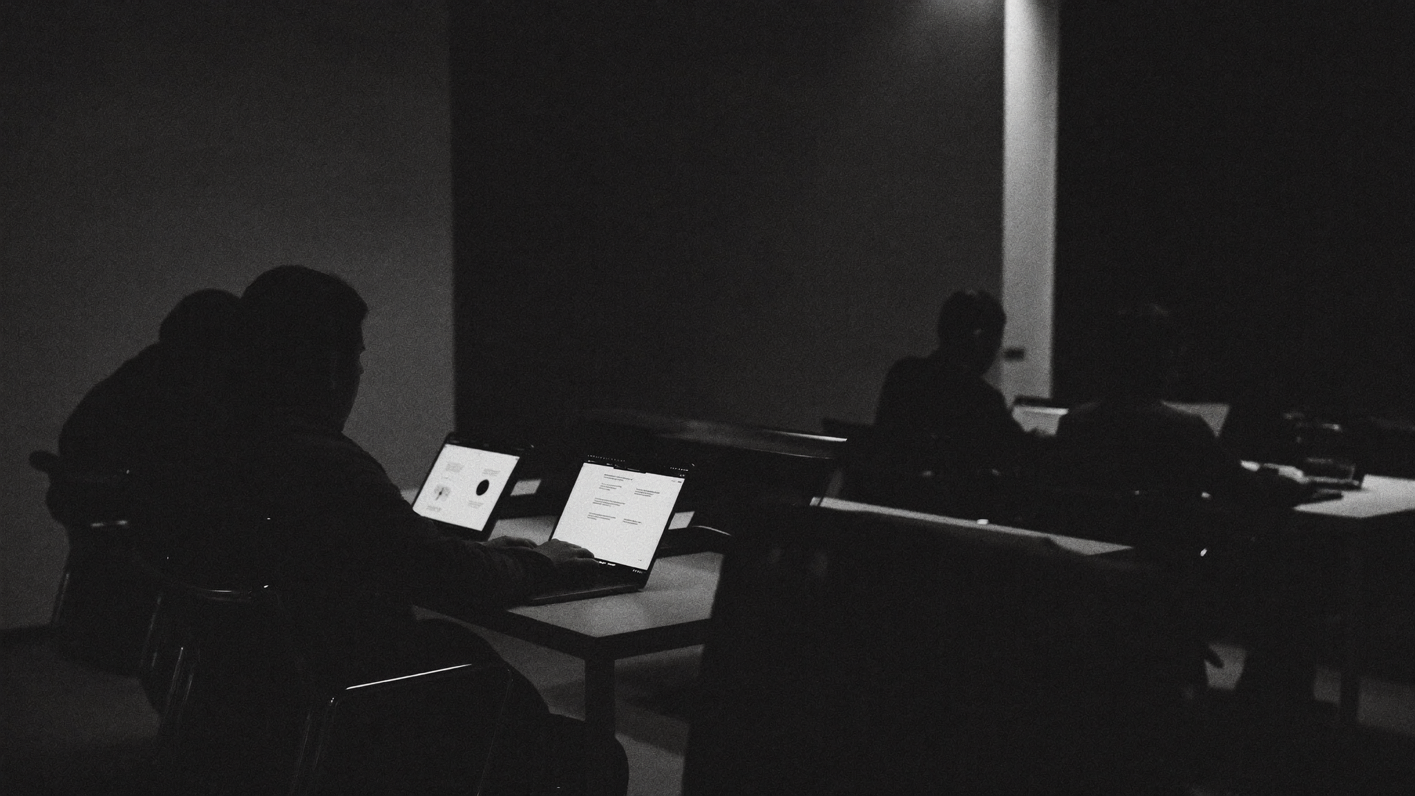 IT tým pracující u MacBooků během implementačního workshopu